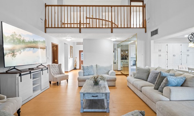 Oviedo Casa | 5700+ sqt home & a barn to celebrate your special milestones on 20-acre Orlando