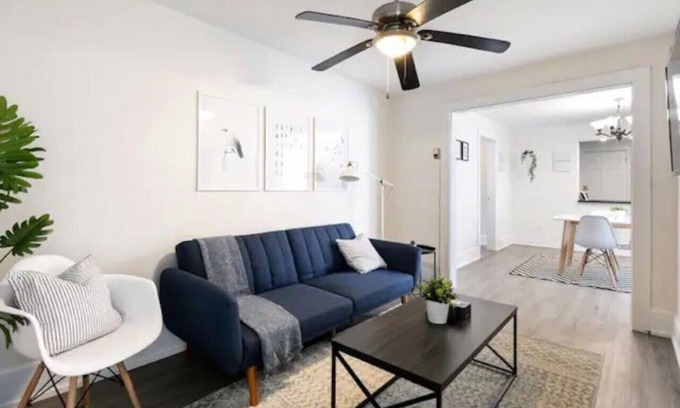 Walkerville Casa | 5bd/2Ba Walkerville Suite - mins to DT, WIFI