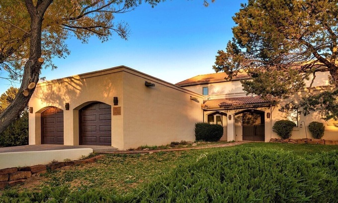 Santa Fe Casa | 5bd, 3.5bath home - family & pet friendly,11 min to downtown area, fireplaces