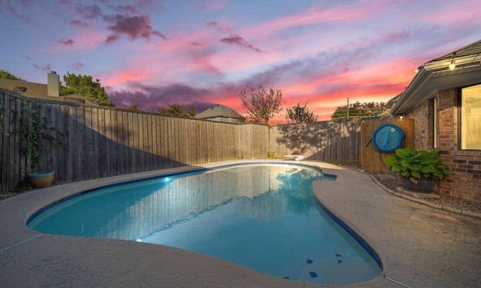 Richardson Casa | 5BD/3BA Bright & Cheerful + Backyard Pool Retreat