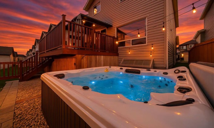 Southeast Edmonton Casa | 5BD Jungle Oasis - HotTub - BBQ - KingBed - Games - Garage