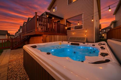 Southeast Edmonton Apartamento | 5BD Jungle Oasis - HotTub - BBQ - King Bed - Games - Garage