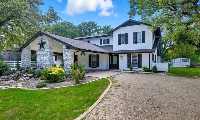 Flower Mound Casa | 5BD Modern Farmhouse Retreat, Sleeps 12