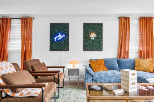 Paw Creek Casa | 5bd Vibrant Haven: Basketball - 10mins to Airport