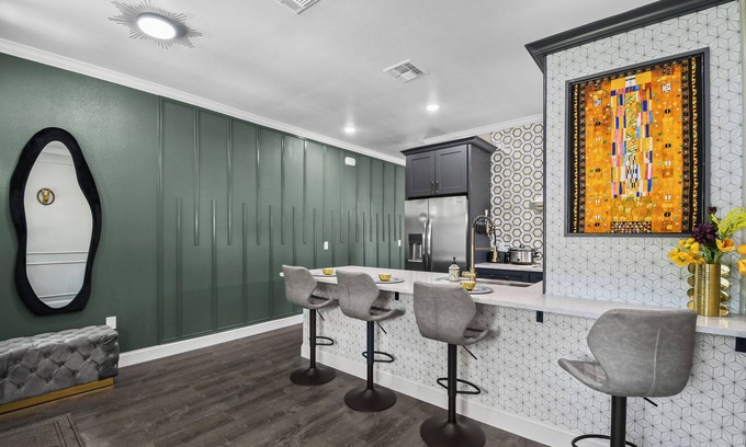 Orlando Villa | 5BDR Villa Pet Friendly Fenced in Backyard Walking Distance to Restaurants
