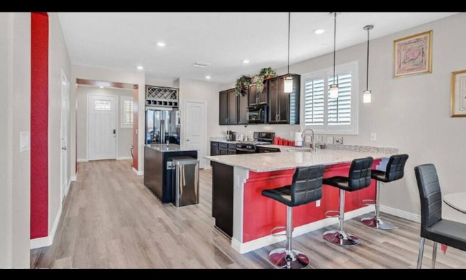 Henderson Casa | 5Bdrm Prime Location Oasis
