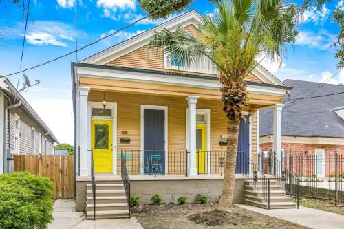 Mid-City Apartamento | 5Bed StreetCar Retreat w Outdoor Entertaining