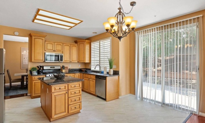 Riverside Casa | 5BR/3BA | Queen Beds | Family Home in Riverside