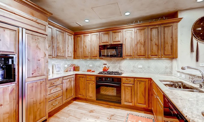 Edwards Condominio | 5br/5ba , Ski In/out In Arrowhead, 3523 Sq Ft! 5 Bedroom Condo by RedAwning