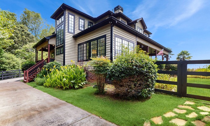 Talking Rock Cabina | Stunning cottage w/ wraparound porch, access to shared infinity pool & hot tub