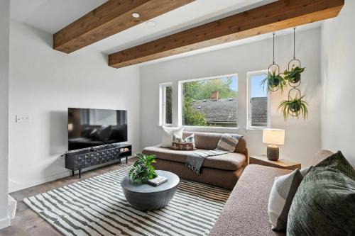 Kerns Casa | 5BR at The Adelynn - Luxury Build - Walk to All