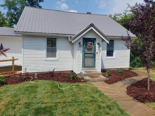 Williamstown Casa | 5BR Home - Pets Allowed by ARK Experience