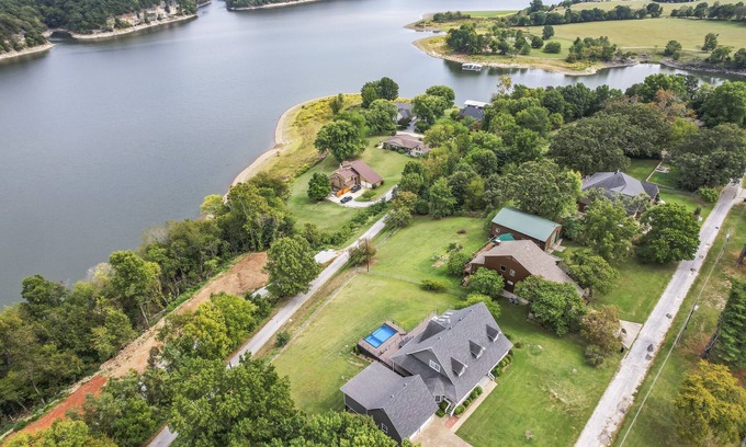Springdale Casa | 5BR Lake Views with Heated & Chilled Pool & Hot Tub. Centrally Located