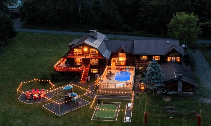 East Stroudsburg Cabina | 5BR Lux Log Mansion w Legendary Amenities & Pool!