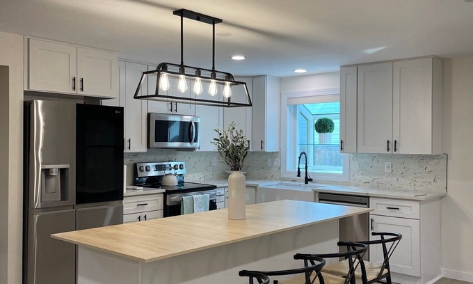 Vancouver Casa | 5BR Modern Home w/ Hot Tub PDX