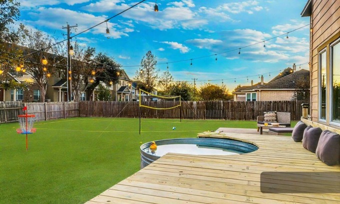 Round Rock Casa | 5BR Retreat: Arcade, Cowboy Pool & Volleyball Oasis in Huge Backyard