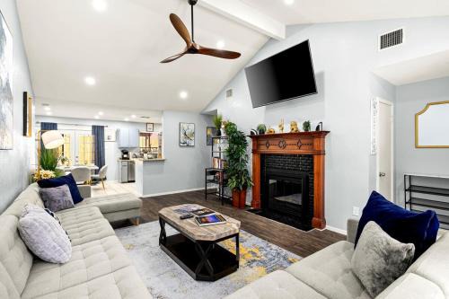 Copperfield Casa | 5BR Retreat with Game Room, Hot Tub & Big Yard - Sleeps 16 - 15 min to DT
