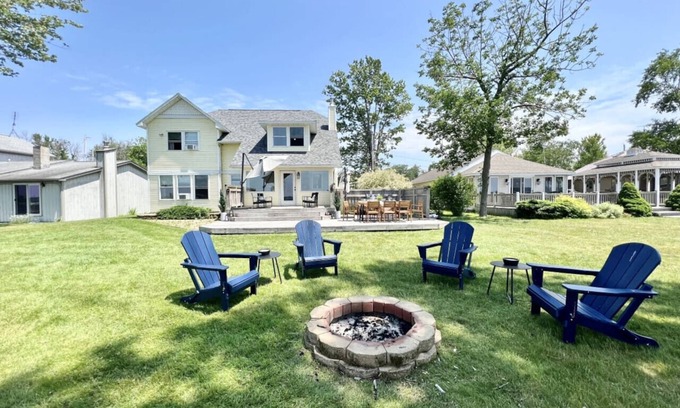 Sandy Creek Casa | 5BR Sandy Pond MAIN LAKE HOUSE | Dock | Fire Pit | Pets