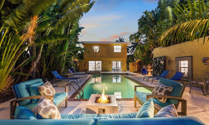 Old Northwood Villa | 5BR w/ Heated Pool + Spa! 5 min to Palm Beach and Downtown!
