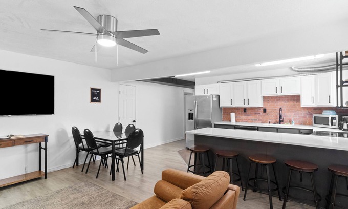 La Verkin Casa | 5BR Zion Retreat: 2Kitchens, FirePit, Mural & More