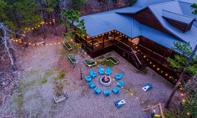 Hochatown Cabina | 5Kings | Pool Table, Shuffleboard, Playset, Putt Putt | 2min to New Casino!