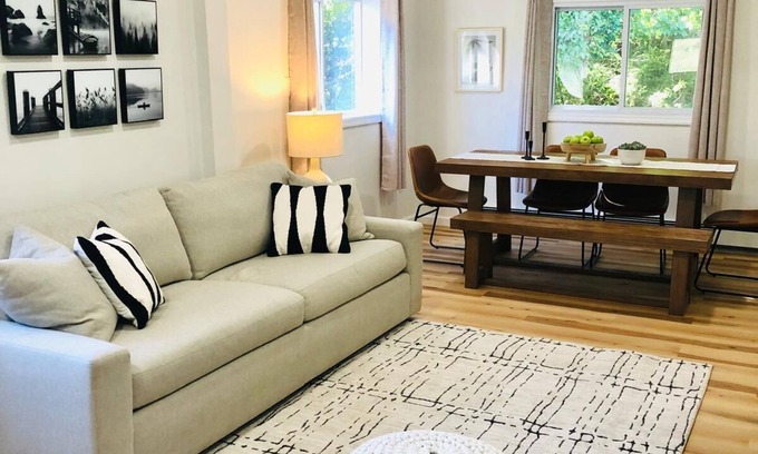 White Lake Casa | 5min from King of the Ice! New home in White Lake w/Fire Pit and Grill!