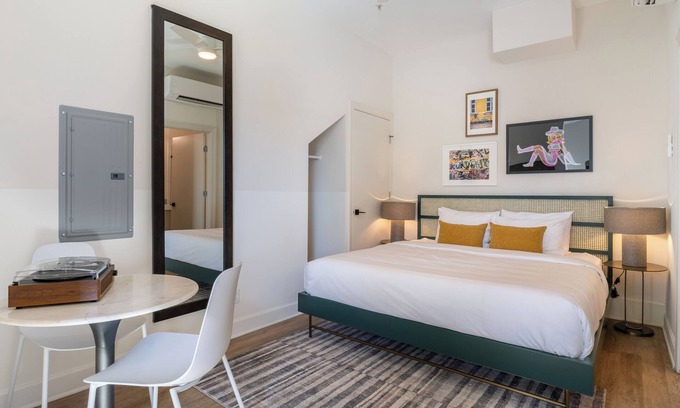 Buena Vista Apartamento | 5min to Broad + Rooftop Views | Studio at Conway