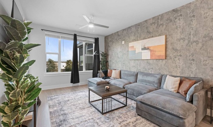 Metrocenter - North Rhodes Park Apartamento | 5min to DT Pool King Bed Full Gym Parking