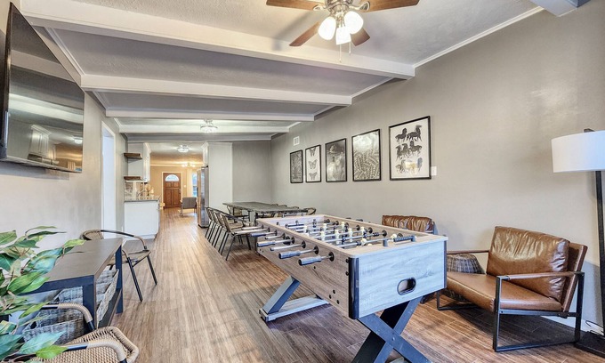 College Station Casa | 5mins to Kyle Field, 5BR w Private Backyard & Pool