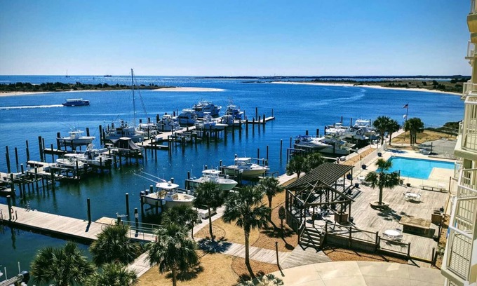 Morehead City Condominio | 5th Floor Condo with breathtaking views of Beaufort Waterfront & Carrot Island.