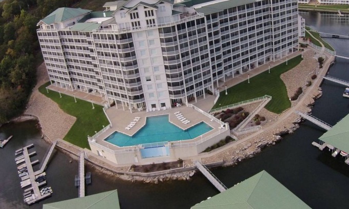 Osage Beach Condominio | 2 dormitorios, embarcación deslizante. En el agua. Vista del parque estatal. Piscina interior / exterior.
