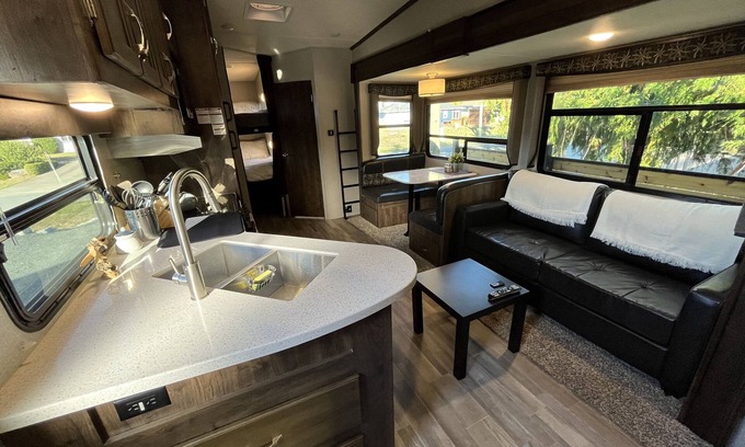 Regional District of Nanaimo Casa | 5th Wheel Glamping by the Ocean
