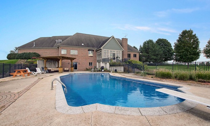 Hamilton Casa | * NUEVA LISTA * 6,000 pies cuadrados -10 acres, Basketall Court, sala de juegos, piscina, privacidad!