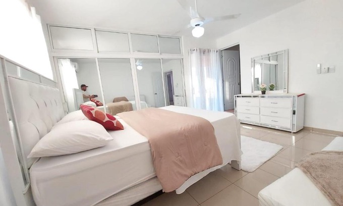 Santiago de los Caballeros Apartamento | 6-1 SANTIAGO CITY GREAT COZY APT TO STAY - Cozy 3 bedrooms Apartment for 7 peoples - close to all kind the business wifi - Air Condition