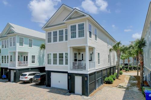 Isle of Palms Casa | 6 10th Avenue by AvantStay Steps to the Beach Pool 2691 sqft
