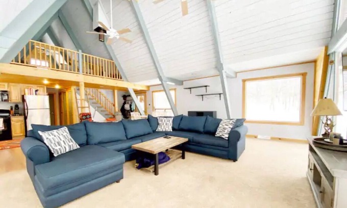 Beach Lake Casa | 6.45 ACRE Private Close to Big Bear Mountain, Waterfall, Fire-pit, Loft & more.