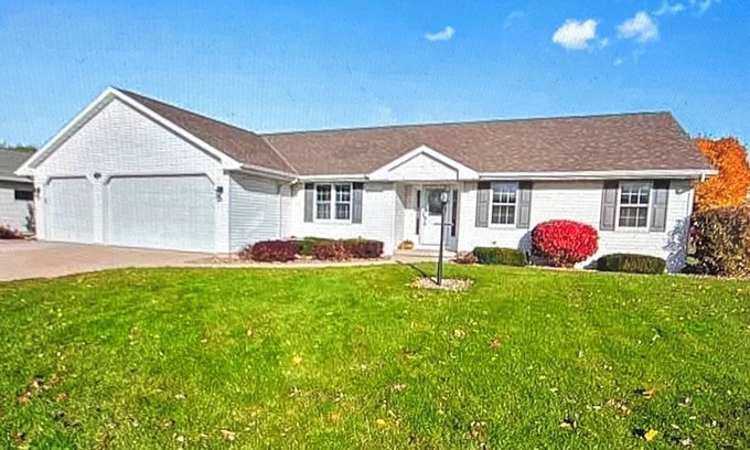 De Pere Casa | 6.5 miles from Lambeau Field! 3 bedrooms with 3.5 bath.