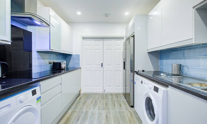 Gooshays Casa | 6 - 7 Beds-sleeps 12-elizabeth Line-free Parking
