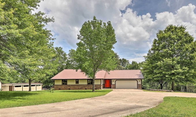 Rogers Casa | 6-Acre Rogers Retreat w/ Ramps on Beaver Lake!
