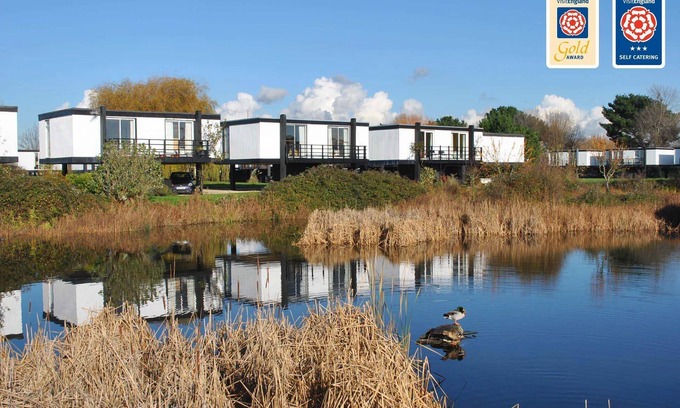 Emsworth Chalet De Esquí | 6 Avocet Quay - una casa de campo / cabina que tiene capacidad para 4 personas en 2 dormitorios