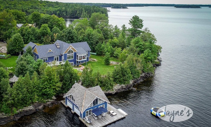 Bracebridge Cabaña | 6 bdrm, 6 bath Luxury with 230' of frontage on Lake Muskoka! Min to Bracebridge!