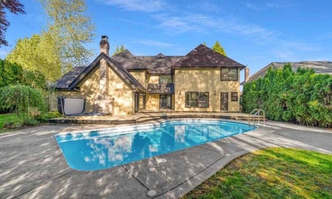 Fleetwood Casa | 6 bdrm home w pool/hot tub/pool table/bar/kareoke