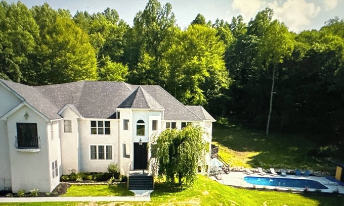 Jackson Villa | 6 bed Mansion-jacuzzi,pool,bbq-pit,gym,pond,4500 sqft,hottub,deck,garage,kitchen