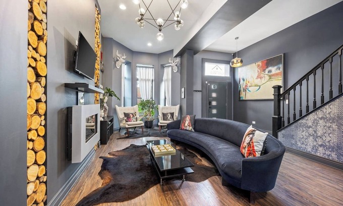 Bronzeville Casa | 6 Bedroom Guest House