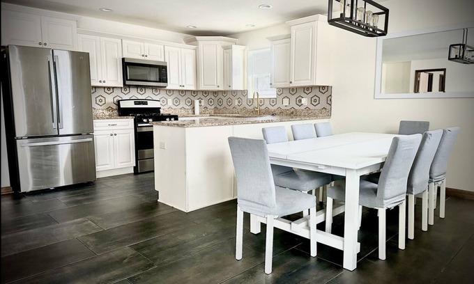 Hudson Lake Casa | 6 Bedroom Home -Huge back yard-30 minutes to ND!