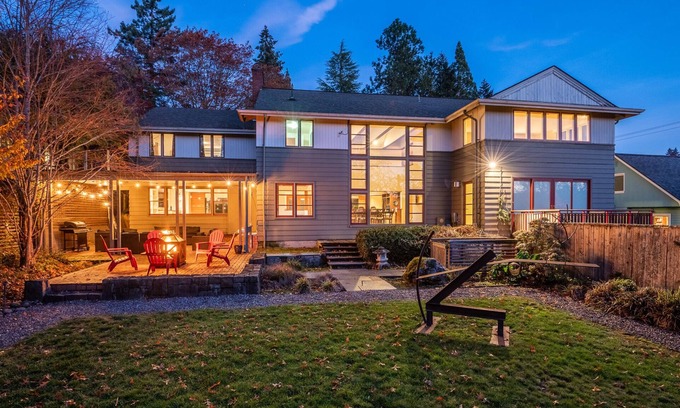 Amazon Casa | 6 Bedroom Home, Walk to Hayward!