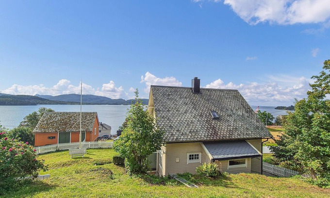 Askvoll Casa | 6 bedroom lovely home in Holmedal