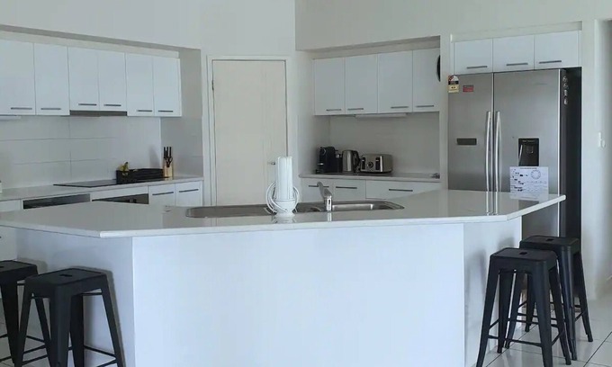 Wondunna Casa | 6 Bedroom Modern Home + Pet Friendly! Sleeps 14