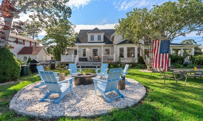 Onset Casa | 6-bedroom Oasis house in Onset w/ HUGE backyard, Firepit, Wifi, & work desk