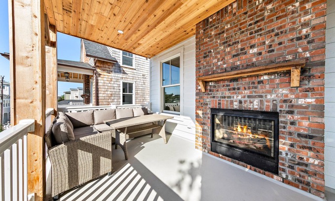 North Beach Haven Casa | 6 Bedroom Oceanside Home with a Pool
